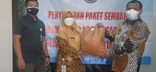 Penyerahan Bantuan Produk UMKM dan Sembako untuk Warga Isoman Covid-19 di Wilayah Kecamatan Cilodong